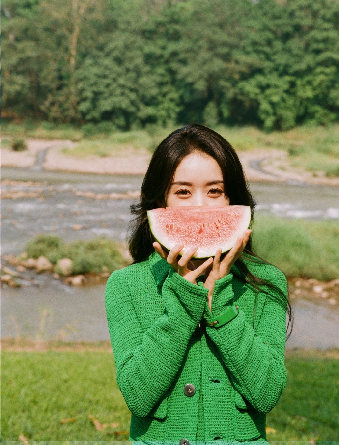 赵丽颖庆出道15周年 戴编织帽手捧西瓜笑容明媚