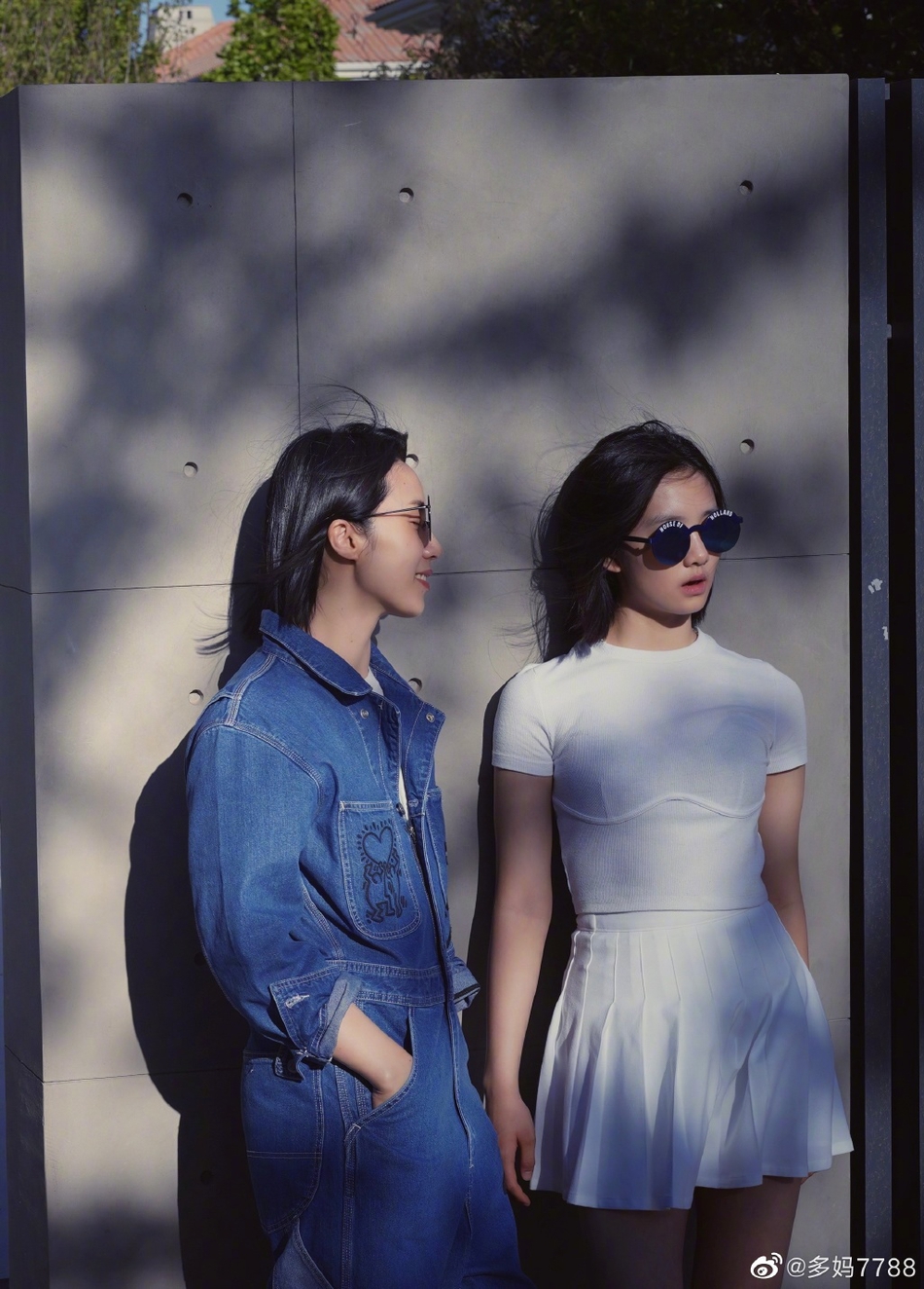 孙莉晒与多多假期游玩合照 母女俩同戴好似姐妹