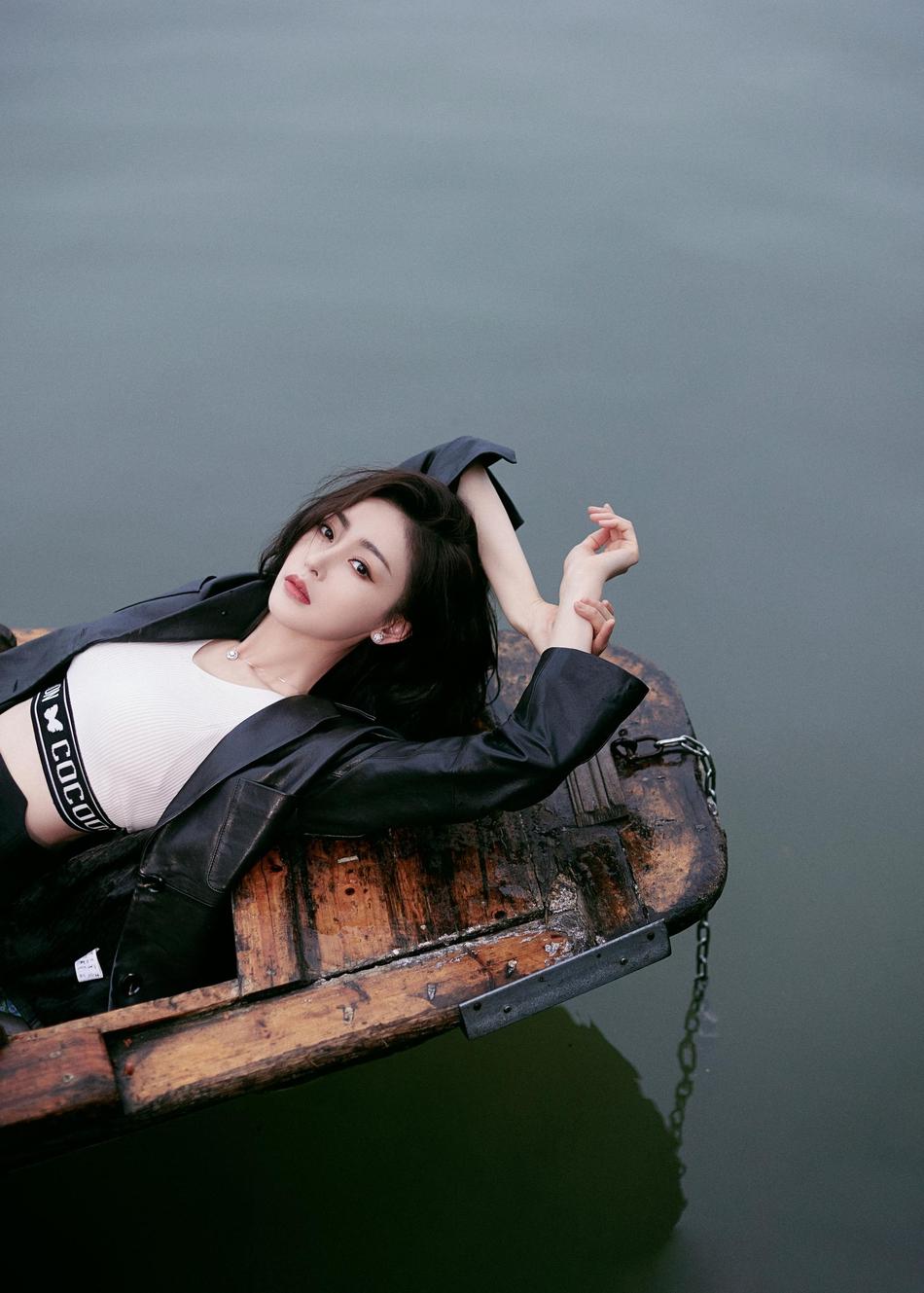 张天爱西湖大片曝光 表情冷峻透出强大气场