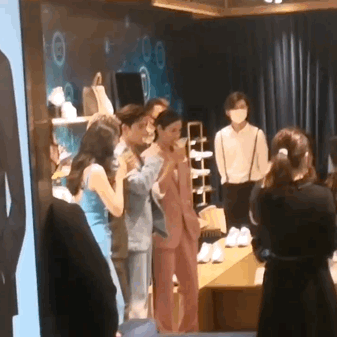 杨洋蓝色套装清爽干净 喝酒漏一身被讥诮“憨憨帅哥”