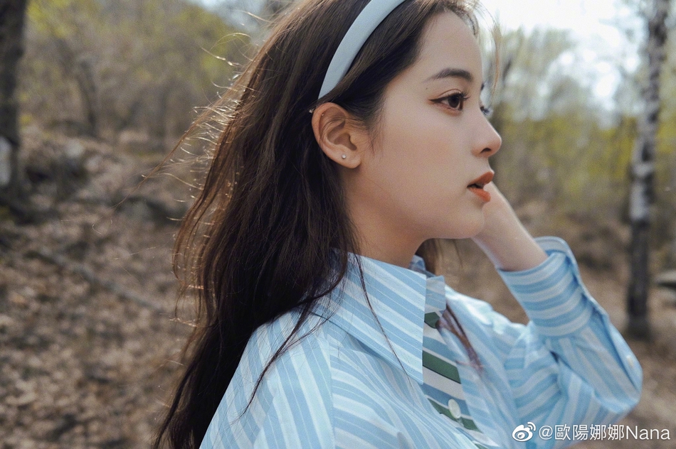 欧阳娜娜晒春日出游写真 衬衫百褶裙青春元气