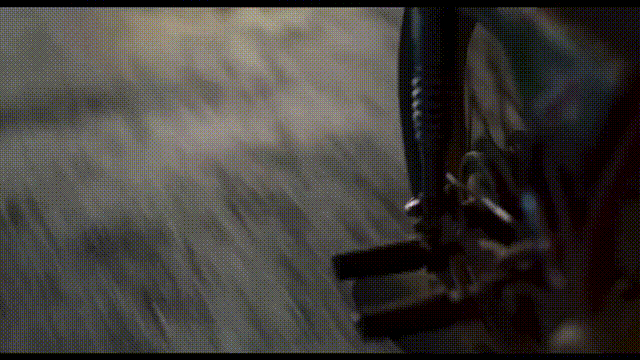 《少年的你》全新镜头释出 易烊千玺骑摩托车漂移