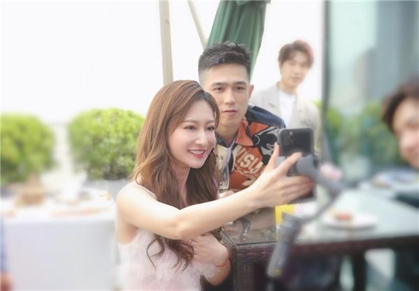 《他在逆光中告白》大收官庆功会 余玥利晴天众主创现场“烤串”