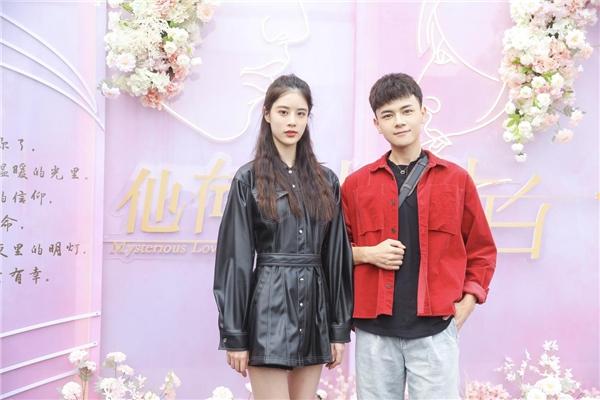 《他在逆光中告白》大收官庆功会 余玥利晴天众主创现场“烤串”