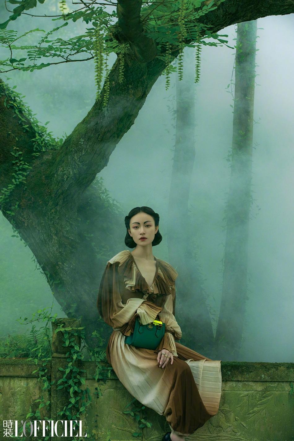 倪妮水墨眉妆容优雅别致 山雾氤氲间出现东方风韵