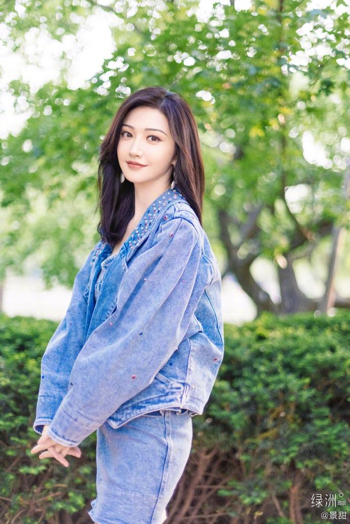 夏日清新！景甜一身牛仔套装活力十足