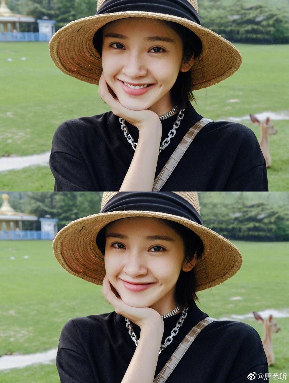 唐艺昕与小鹿合影 对镜托腮甜笑元气满满