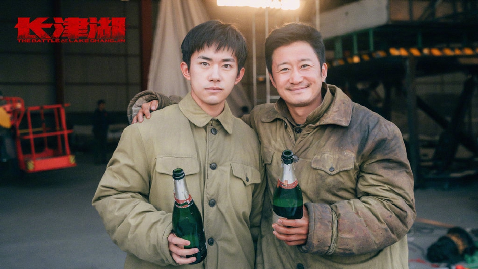 《长津湖》顺利杀青！吴京易烊千玺穿军装合照曝光