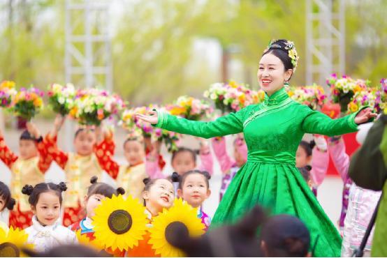 八音赫赫与恩师胡松华献唱《满族儿女心向党》