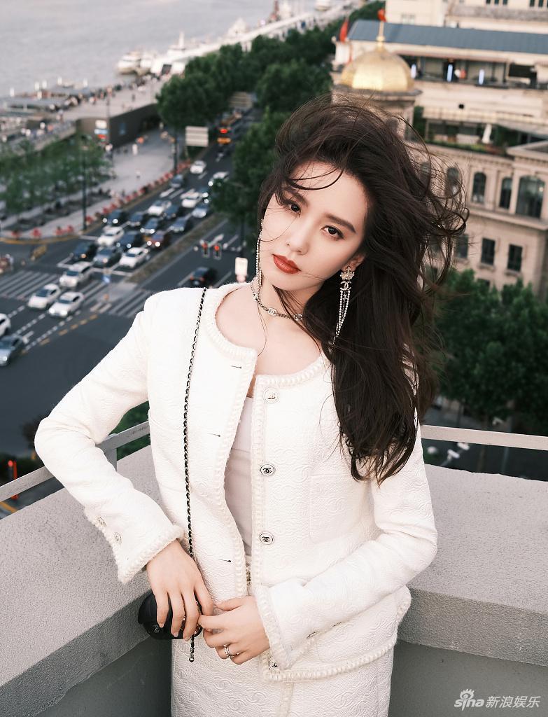 刘诗诗斜倚江边 发丝飞扬美出高级感