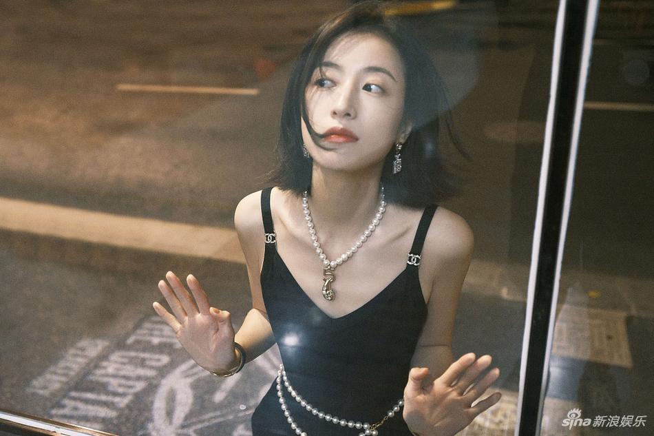 周雨彤穿黑色长裙戴珍珠项链街头拍写真