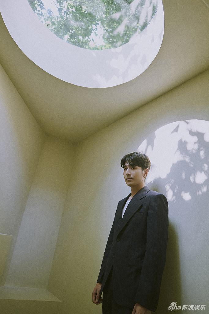 赵又廷绿野光影大片 着深色西装帅气绅士