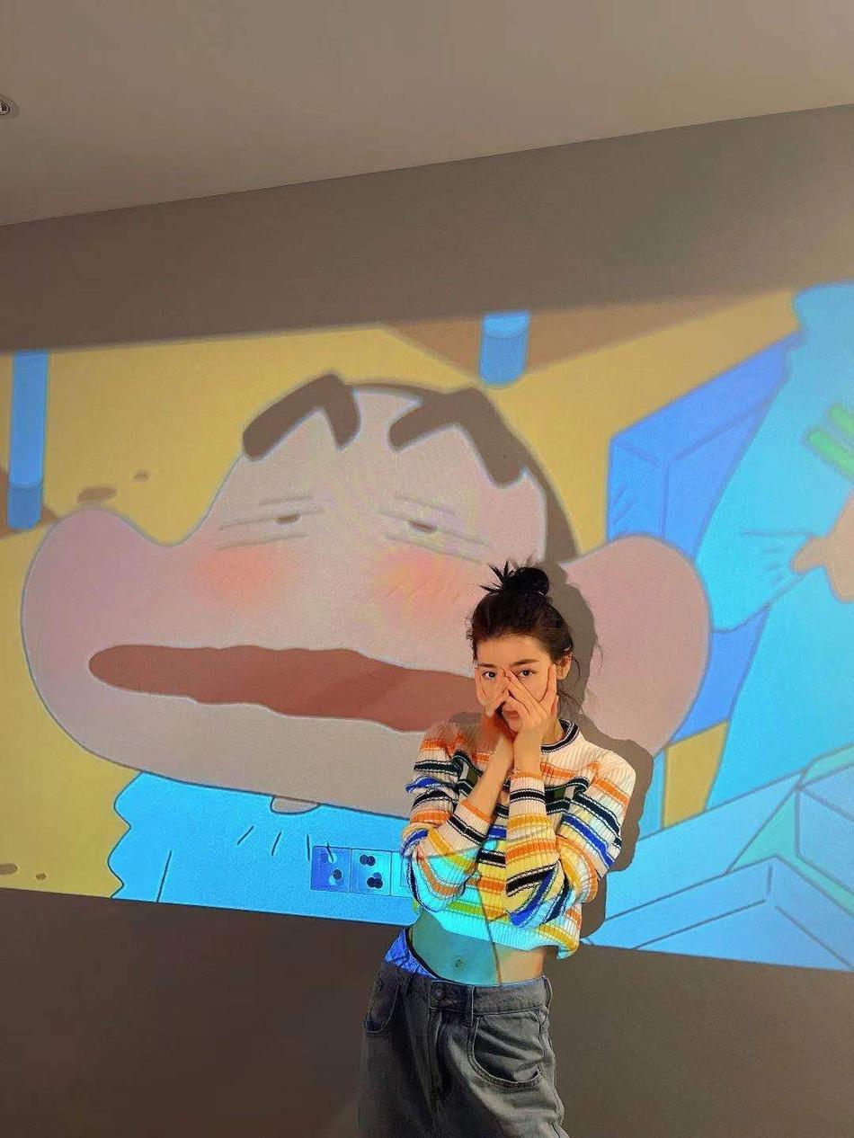 迪丽热巴对镜搞怪拍照 可爱与性感兼具