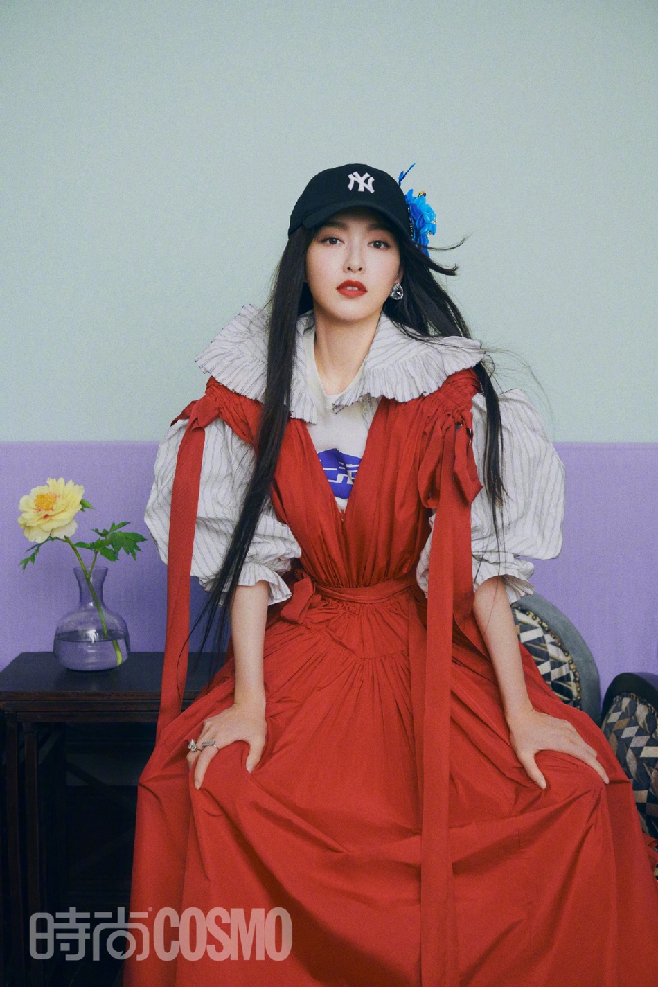 唐嫣拍封面活力满满 穿复古束腰长裙气质出众