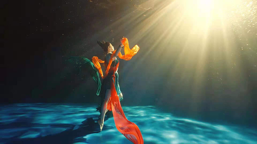 演员在水下表演舞蹈《洛神水赋》。河南广播电视台导演组供图
