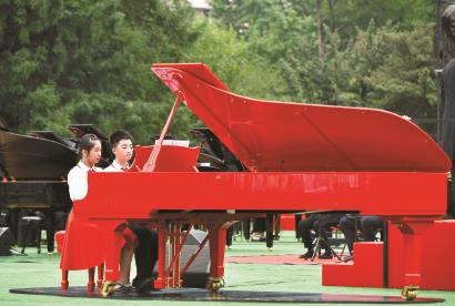 百架钢琴奏响赞歌 百场巡演步履络续