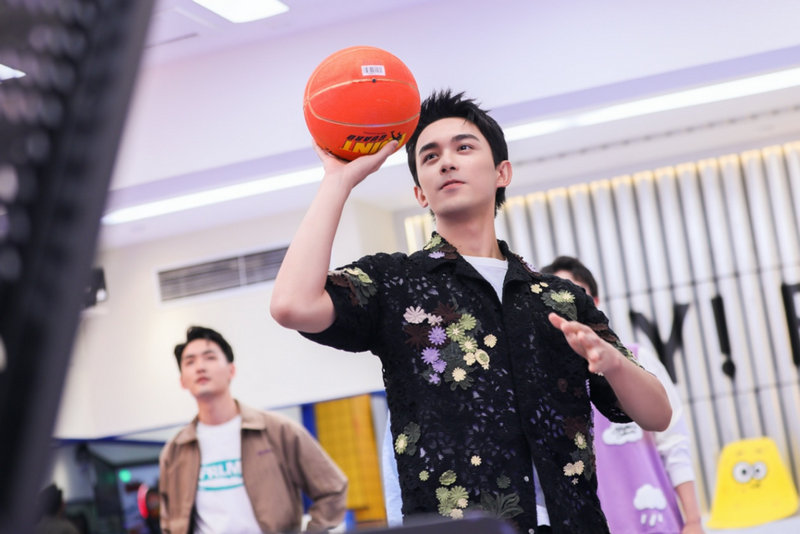 《委托了冰箱》轰趴季开播 赵丽颖吴磊化身首期飞行体验官