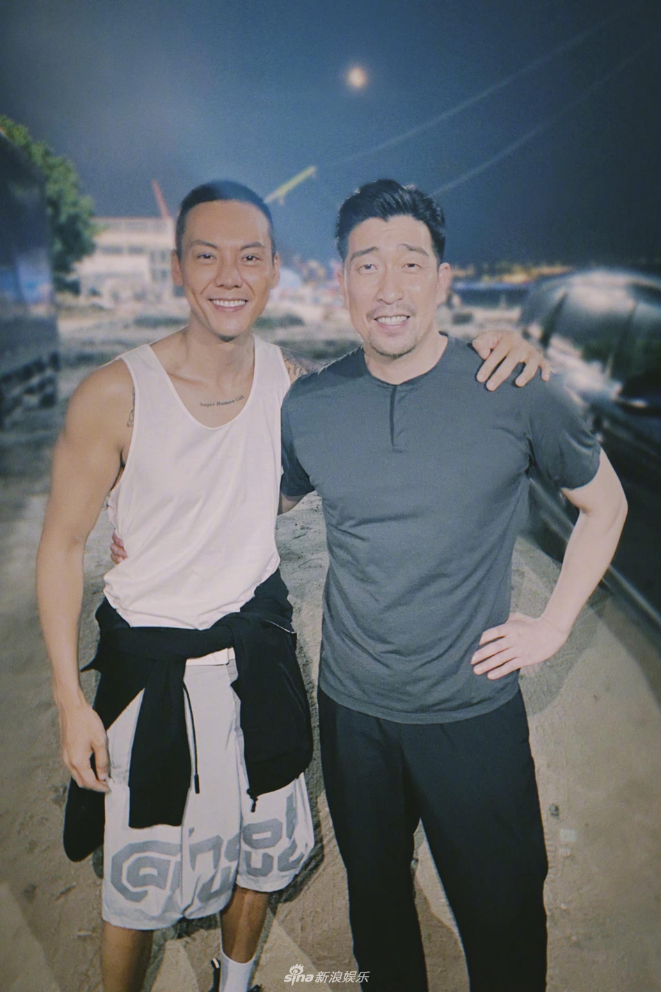 陈伟霆主演电影《暴风》杀青 晒与王千源合影