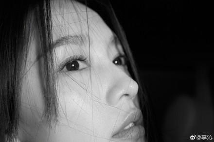 李沁晒黑白氛围感写真 眼神充满故事感