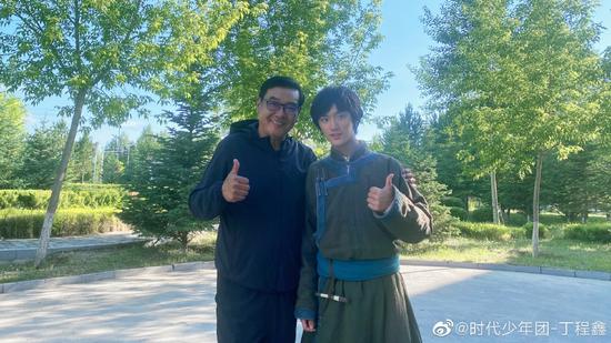 丁程鑫晒与尔冬升合照