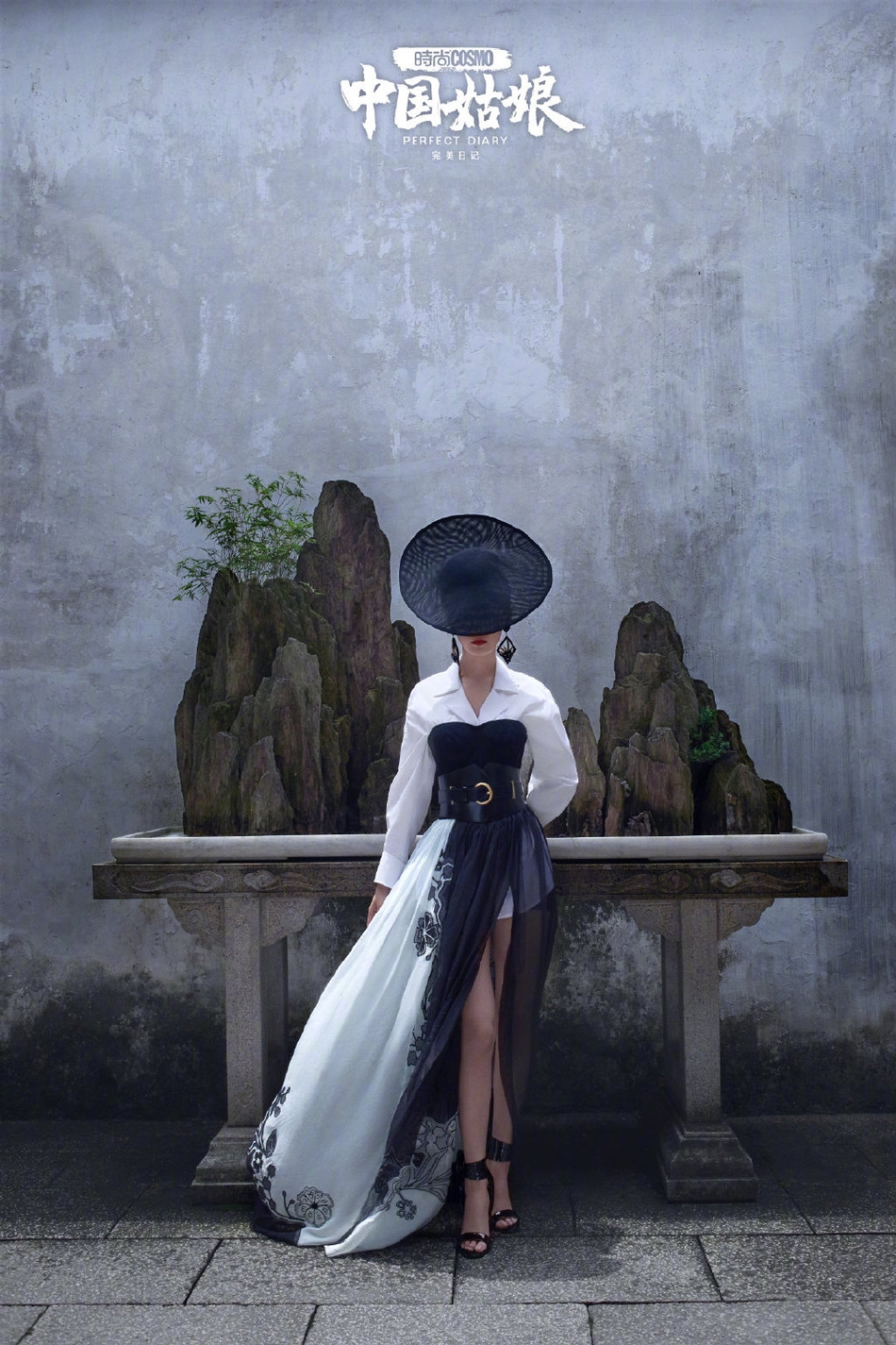 李沁黑白色拼接裙轻盈飘逸 置身园林之间阐明东方美学