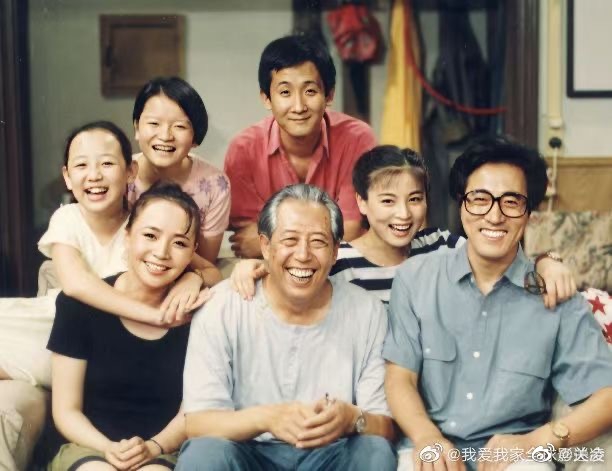 《我爱我家》开机28周年 关凌晒照为导演英达庆生