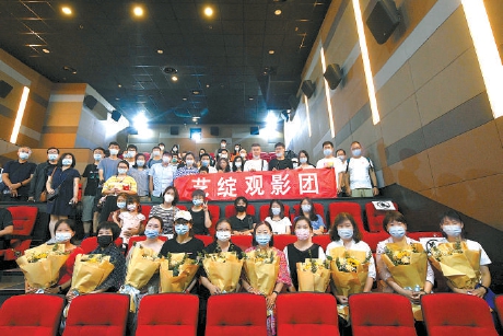 观看《中国医生》让他们泪流满面