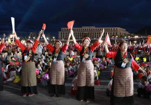 日喀则市举行《珠峰儿女心向党》主题文艺晚会