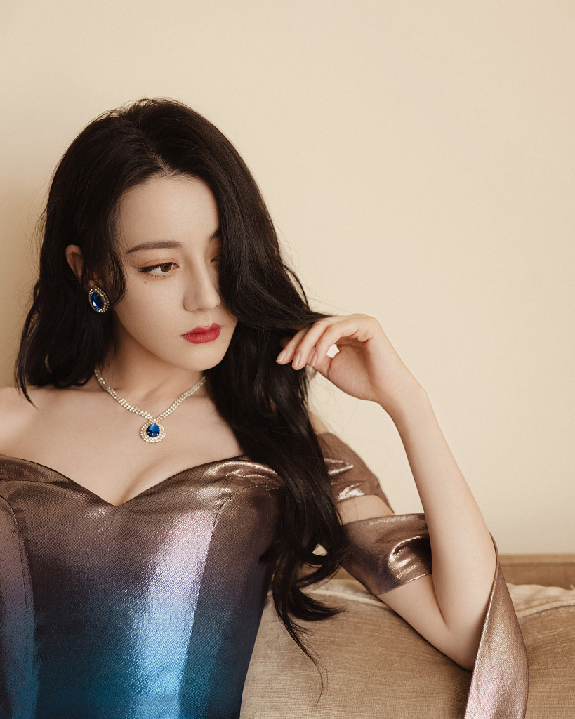 迪丽热巴蓝色流光人鱼裙曼妙灵动 化身公主神秘魅惑