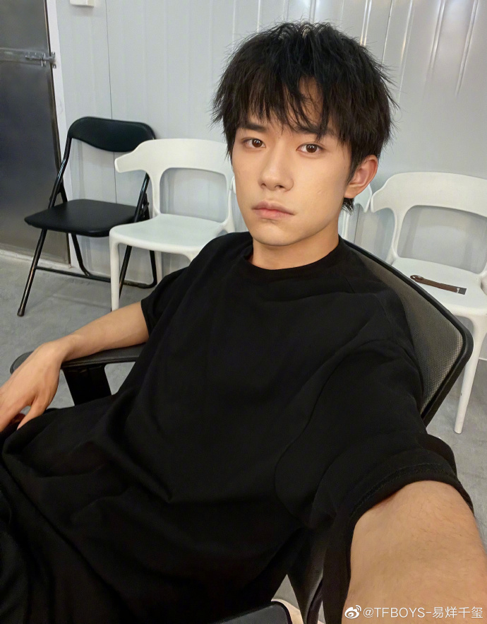 仪式感满满！易烊千玺晒自拍照庆祝开通微博八周年