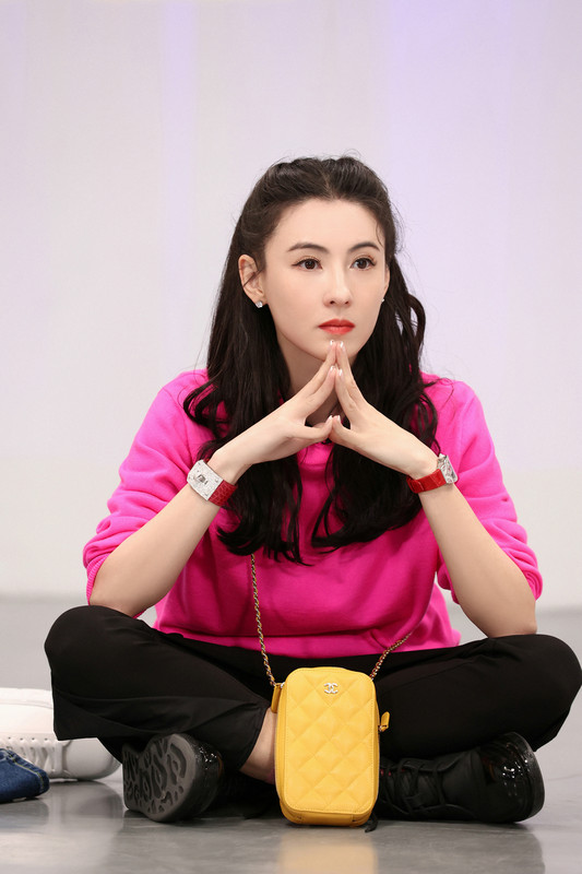 张柏芝玫红卫衣靓丽优雅 甜美笑容显迷人气质