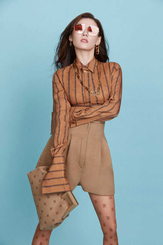 张柏芝复古造型曝光 戴太阳镜酷感十足