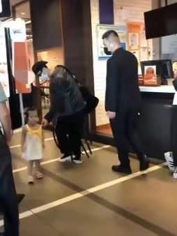 热心市民王嘉尔！帮路过小宝宝提裙子肩带
