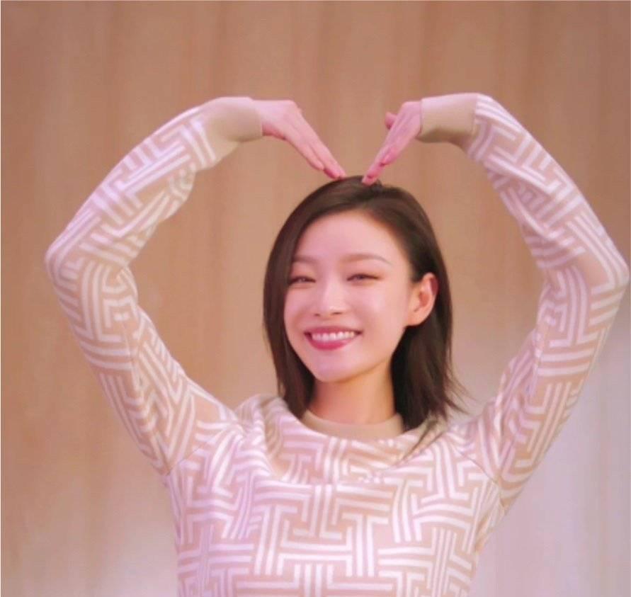 倪妮花式比心表白奥运健儿 笑容甜美脸色灵动可爱