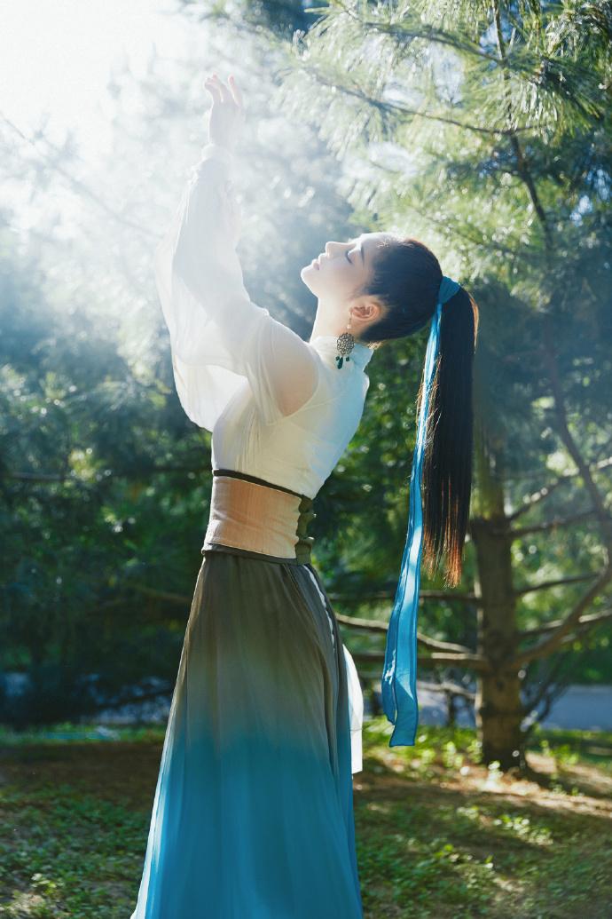 周洁琼《爆裂舞台》定妆照 蓝衫飘飘阐明国风魅力