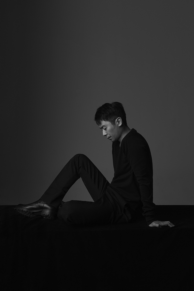 朱亚文黑白大片 举手投足间显成熟气质