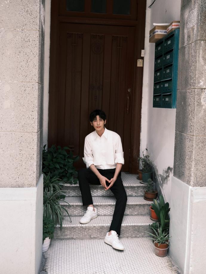 白宇弄堂大片尽显烟火气息 骑老式自行车时代感拉满