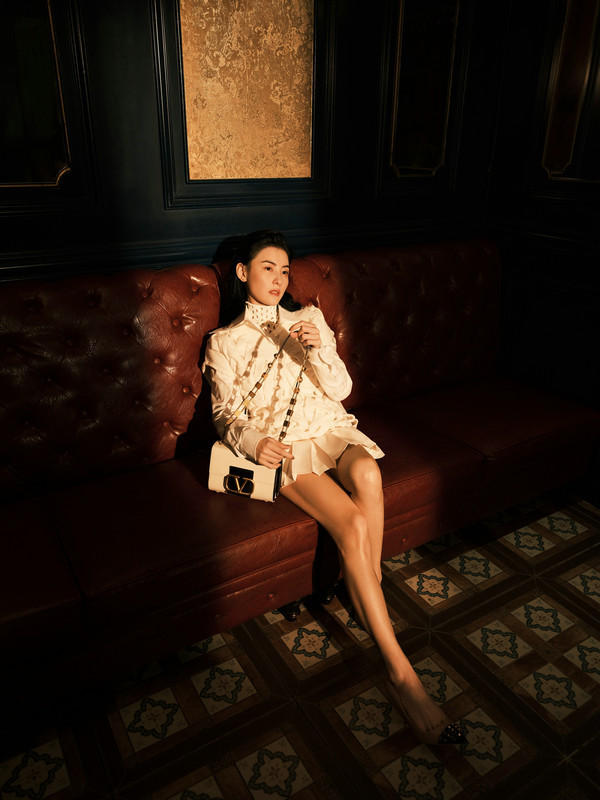 张柏芝复古大片精致优雅 光影流转散发别样魅力