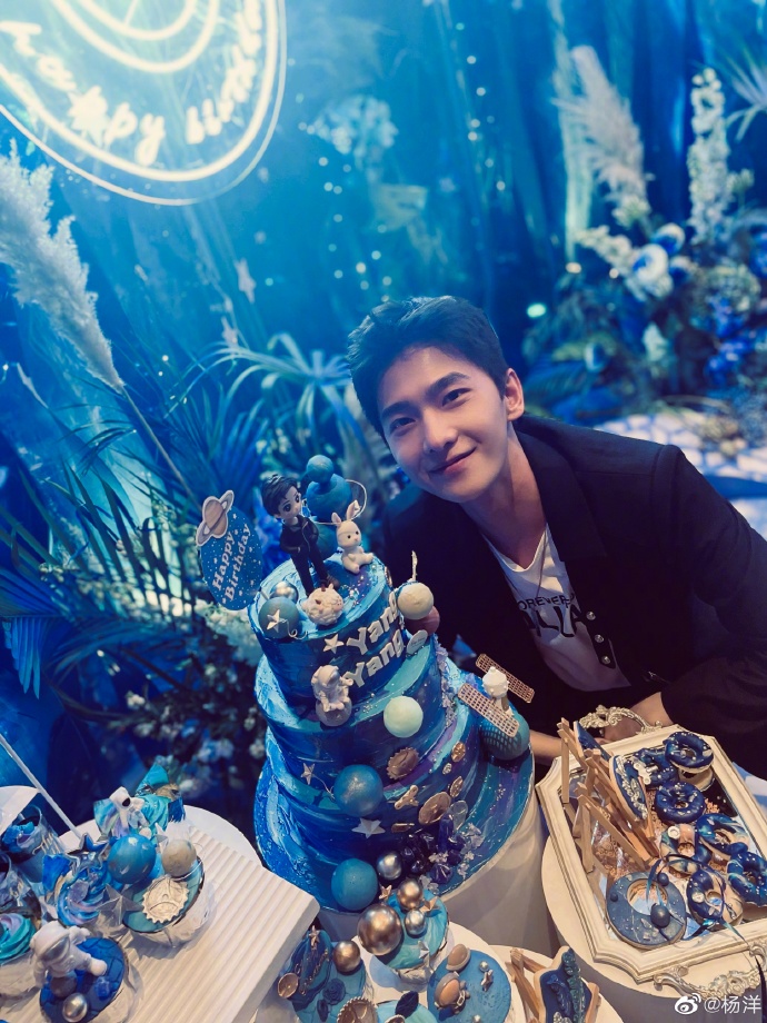 杨洋晒照庆祝30岁生日 与蛋糕合影侧颜精巧