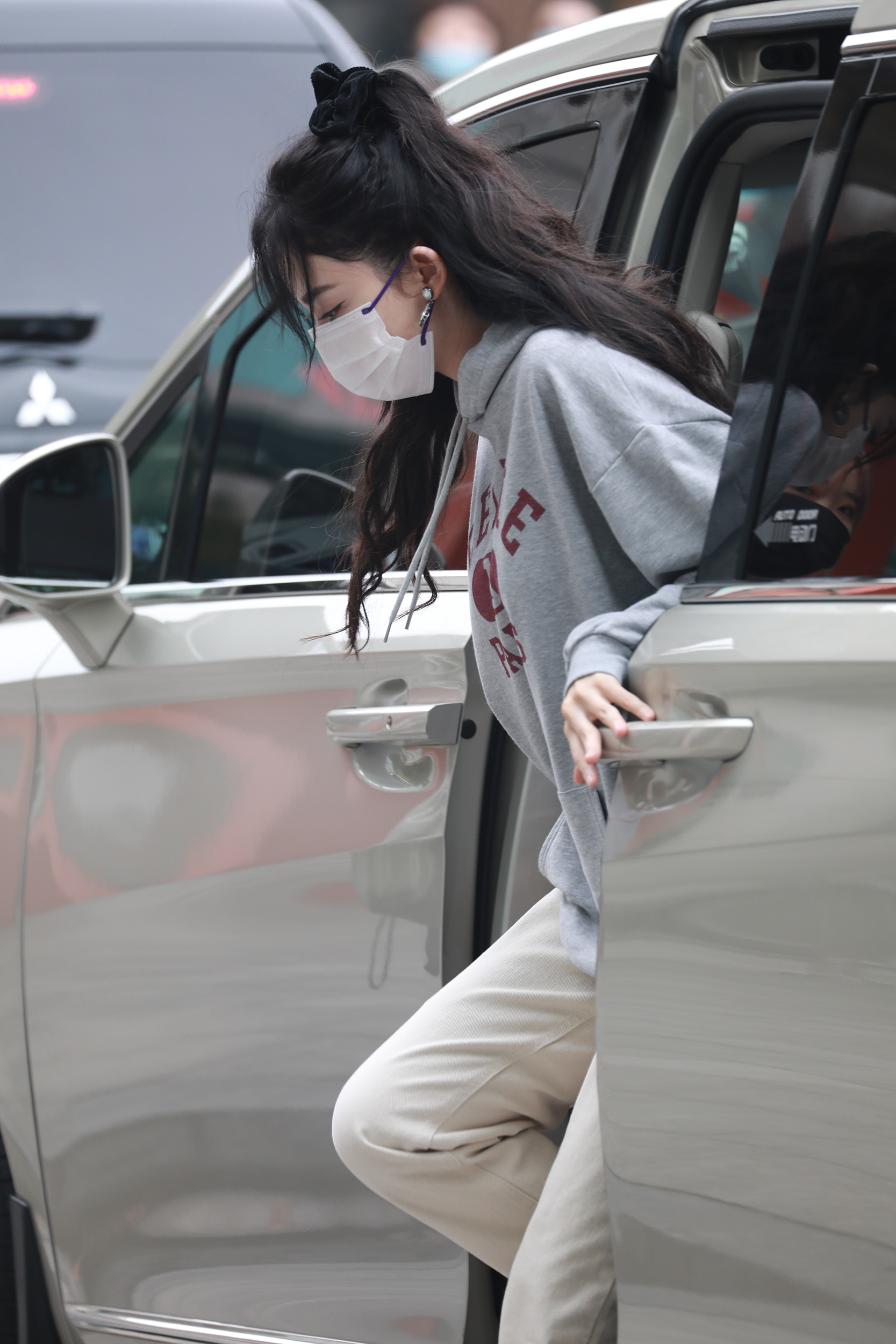 娜扎录制《快本》安静元气营业仙女感十足