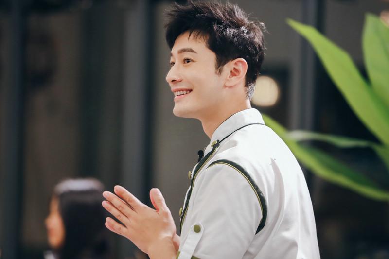 《中餐厅5》桂林站营业 黄晓明与先生合唱向祖国献歌