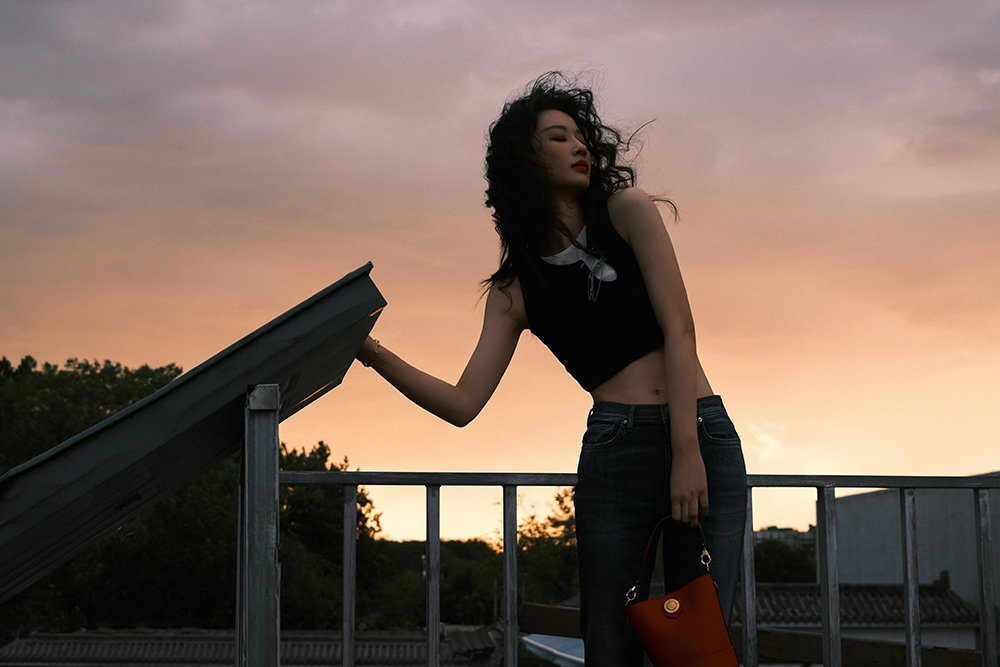 孙佳雨天台夕阳大片曝光 演绎高级复古感