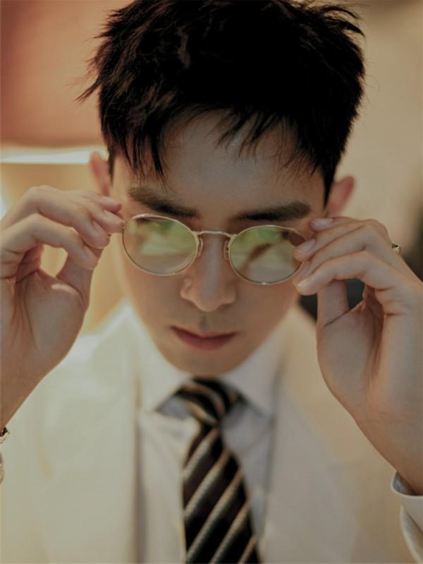 李现白西装造型气质卓然 尽显复古简大抵英伦格调