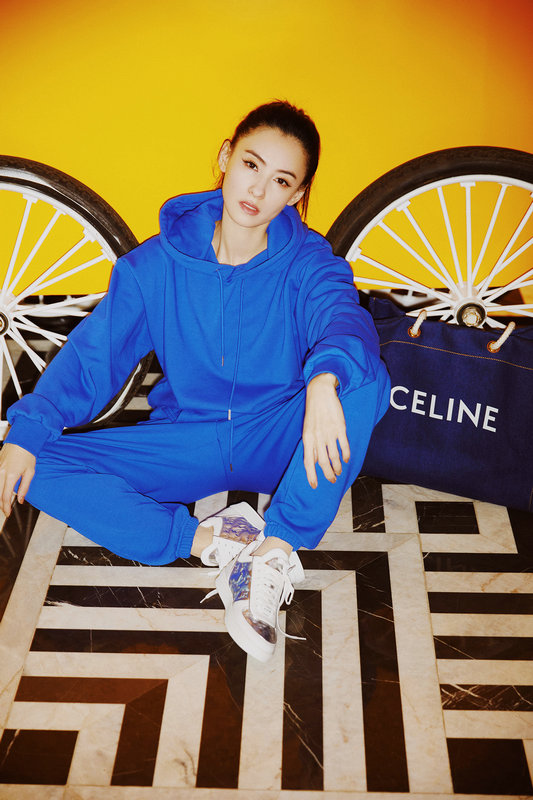 张柏芝秋日时尚写真 空隙运动装尽显活力