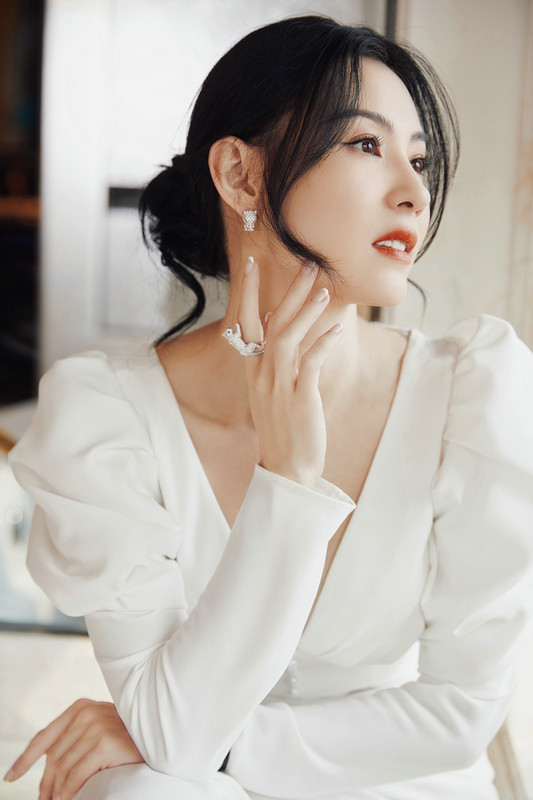 张柏芝白色礼服优雅亮相 举手投足气质出尘