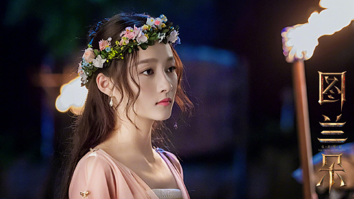 关晓彤《图兰朵》新造型曝光 粉纱裙鲜花妆温柔至极