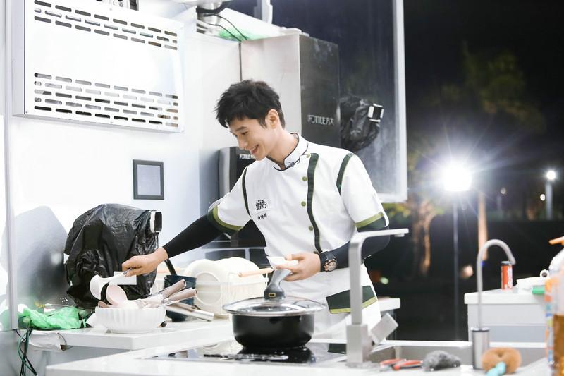 《中餐厅5》海口站营业 黄晓明惊喜欢迎“姐姐团”