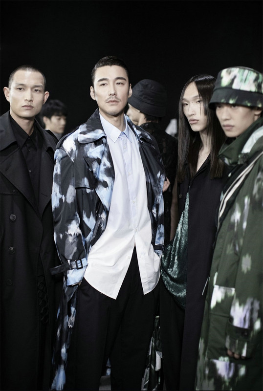 胡兵压轴上海时装周解散 体现儒雅东方气韵