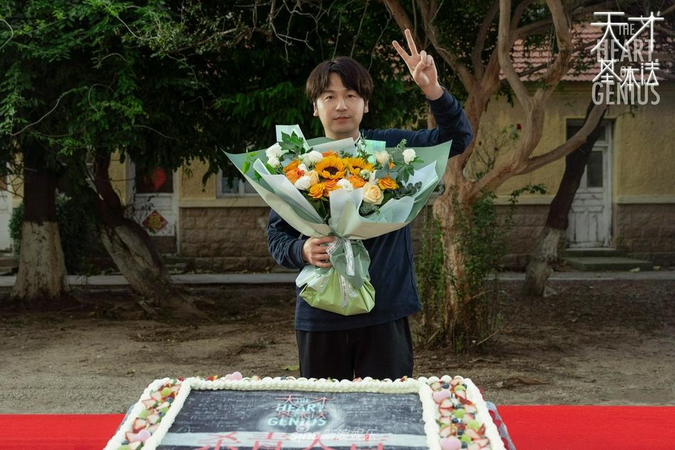 《天才根本法》今日杀青 雷佳音张子枫张新成同框笑容满面