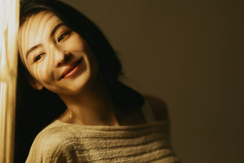 张柏芝拍摄回眸写真大片 光影之间演绎秋冬氛围感